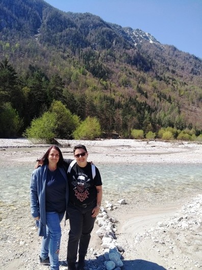 A autora deste relato e sua amiga eslovena Roberta, na localidade de Solčavsko