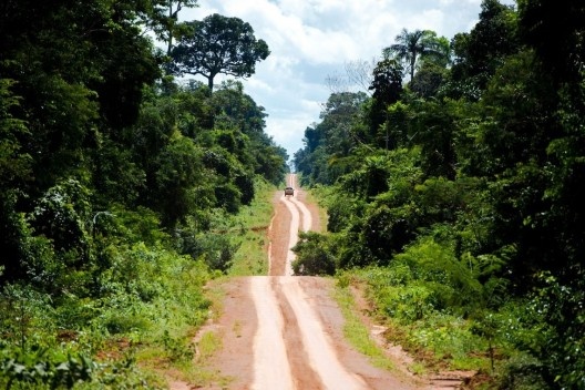 Estrada construída no meio da floresta, município de Colniza MT