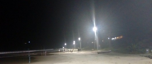 O novo sistema de iluminação pública da praia em panorama noturno