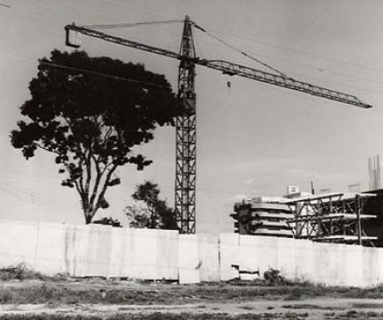 Contraste entre natureza e tecnologia, obra na SQN 208, cerca de 1988