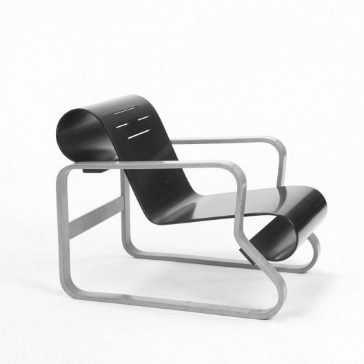 Cadeira Butaca, design criado pelo arquiteto finlandês Alvar Aalto, entre 1930 e 1933, com predomínio das linhas curvas