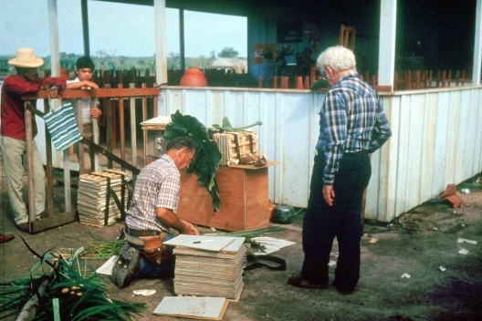 Viagem à Amazônia. Roberto Burle Marx e o botânico Paul Hutchinson preparando material herborizado para identificação