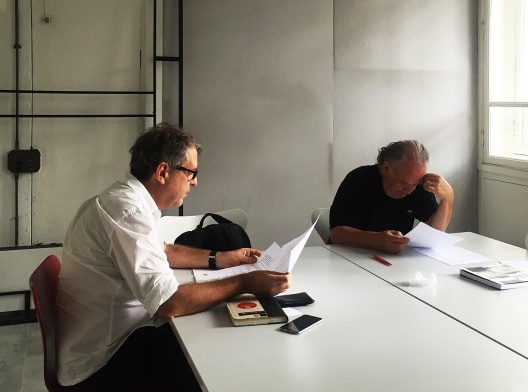 Da esquerda para a direita: Sérgio M. Marques e Rodo Tisnado na sala de entrevista