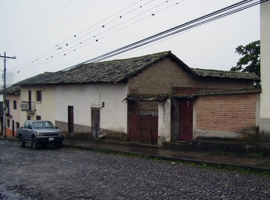 Casa de las Camas en el Aire, La Esperanza, Ibarra, Ecuador, 2017. Arquitectos David Barragán, Pascual Gangotena, Maríaluisa Borja y Esteban Benavides (autores) / Al Borde