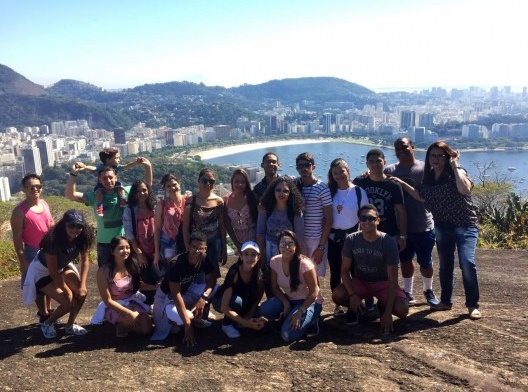 Contemplando a vista do alto do Morro da Babilônia, no mirante localizado dentro do Parque de proteção ambiental acompanhados pelo guia local Dinei, Rio de Janeiro, 07/08/2017