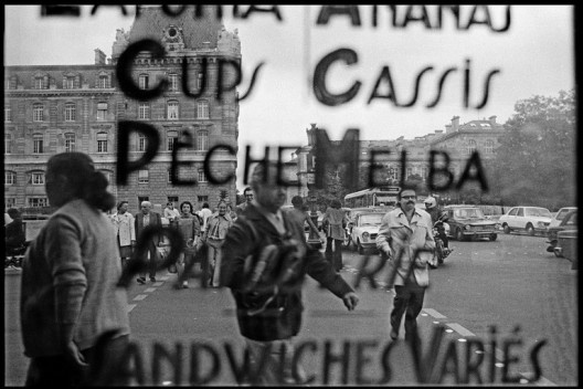 Vista da janela do café de la Mairie, ilustração do livro Tentativa de agotamiento de un lugar parisino, de Georges Perec