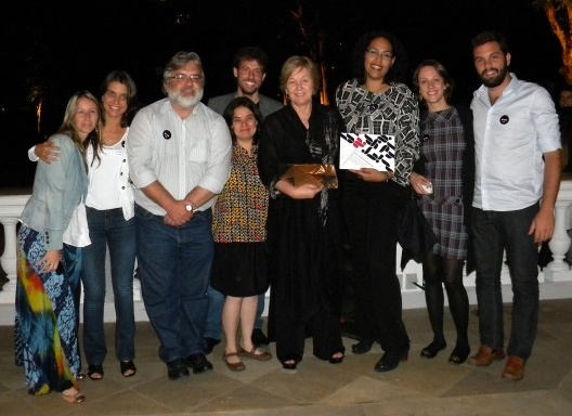 Arquiteta Elisabete França (ao centro, de preto), acompanhada da equipe da Superintendência de Habitação Popular / HABI