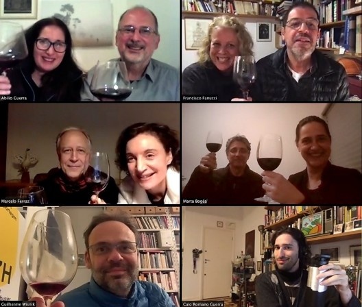 Confraternização ao final da conversa: Abilio Guerra, Silvana Romano, Madalena Oliveira, Francisco Fanucci, Marcelo Ferraz, Isa Grinspum Ferraz, Fernando Mello Franco, Marta Bogéa, Guilherme Wisnik e Caio Romano Guerra