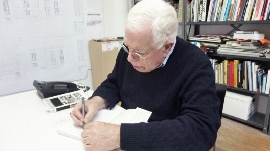 Peter Eisenman assinando o livro A Revisão do Movimento Moderno? Arquitetura no Rio Grande do Sul dos anos 1980de Sérgio Marques, do qual ele ganhou um exemplar com indicação de projeto seu incluído no livro