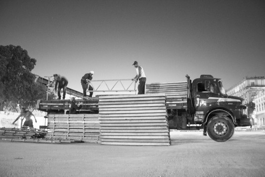 Cota 10, na praça XV, Rio de Janeiro, transporte da estrutura tubular. Grua arquitetos