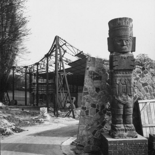 Exposição Universal e Internacional de Bruxelas, Pavilhão do México e, ao fundo, Pavilhão do Brasil com a montagem de sua cobertura