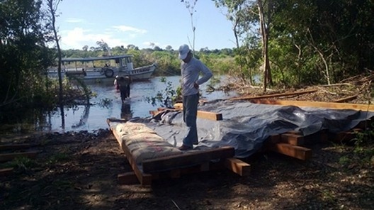 Centro Experimental Floresta Ativa - CEFA, transporte de materiais por trator, RESEX Tapajó-Arapiuns PA. Arquiteta Cristina Xavier