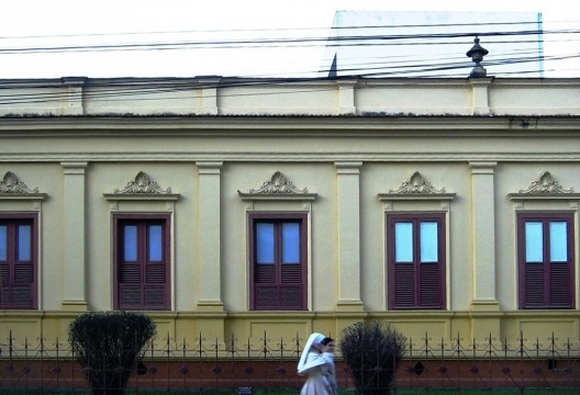 Colégio Nossa Senhora das Dores: interferência do prédio interno na fachada do prédio original