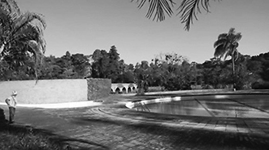 Piscina acessível por ponte de tijolos