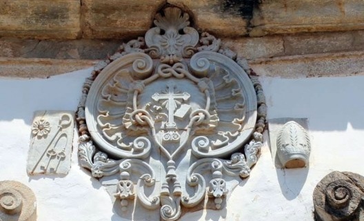 Detalhe da portada de pedra sabão