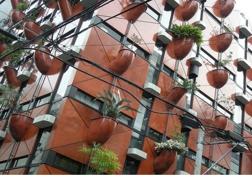 O edifício “orgânico” em Osaka, obra do arquiteto italiano Gaetano Pesce, é recoberto por painéis de aço envoltos em concreto vitrificado, onde containers de fibra de vidro contêm mais de 80 tipos de plantas e árvores nativas selecionadas por horticultore