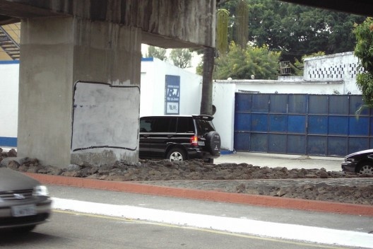 Artefato antimendigo sob viaduto carioca