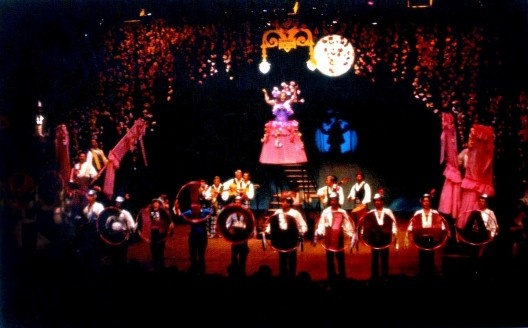 Chiquinha Gonzaga – Ó abra Alas. Autor: Maria Adelaide Amaral, baseado em argumento de Edinha Diniz. Direção: Osmar Rodrigues Cruz. Produção: Teatro Popular do SESI, 1983. Na foto: Regina Braga (Chiquinha Gonzaga) e Coro