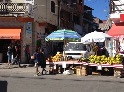 Rua Pasquale Gallupi com seus estabelecimentos comerciais e comércio de rua