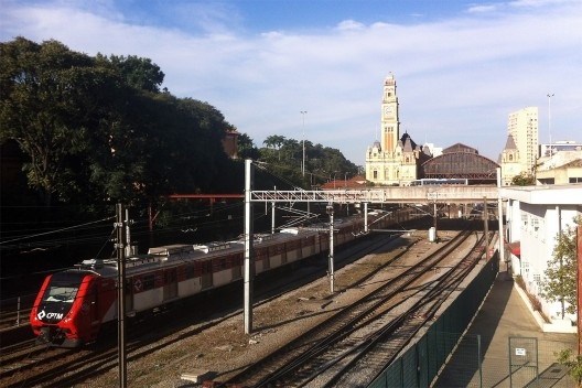 Área ferroviária no bairro da Luz, com Estação da Luz ao fundo