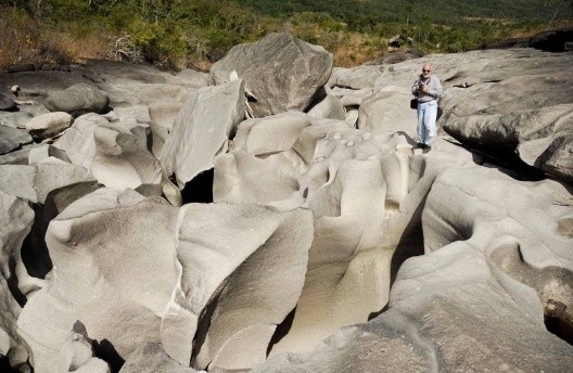 José Tabacow oberva erosão provocada pela água sobre a rocha facilmente friável, Vale da Lua